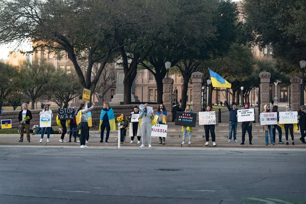 Horizontální Záběr Lidí Protestujících Proti Válce Ukrajině Hlavním Městě Texasu — Stock fotografie