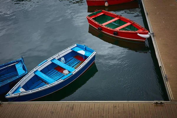 Colpo Angolo Alto Barche Vuote Blu Rosse Ormeggiate Molo Legno — Foto Stock