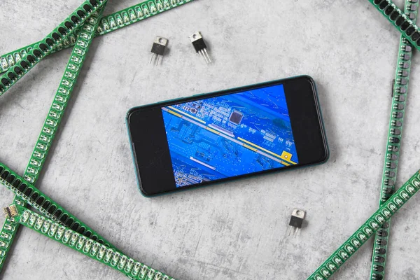 Isometrische Prozessor Mikrochips Motherboard Teile Und Mobile Auf Einem Tisch — Stockfoto