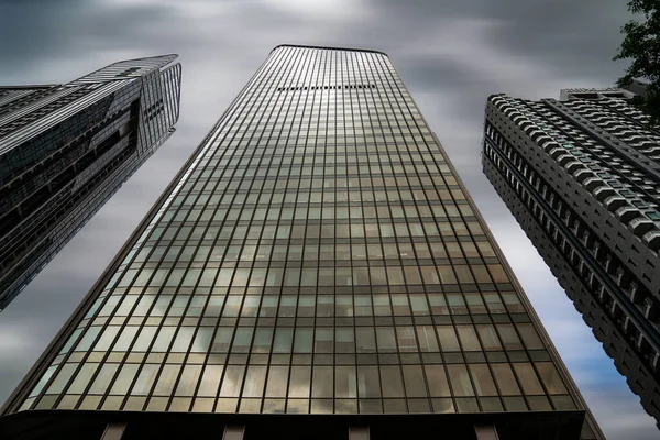 Egy Alacsony Szögű Felvétel Egy Felhőkarcolóról Ami Felmegy Égbe — Stock Fotó