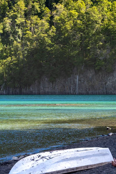 Schöne Aufnahme Eines Alten Bootes See Mit Blauem Wasser Und — Stockfoto