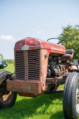 Ontario 'daki bir çiftlikte paslı eski bir kırmızı traktörün dikey çekimi.