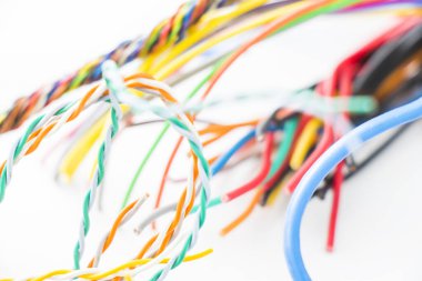 Beyaz arka planda internet ve elektrik renkli kabloya yakın çekim