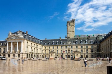 Burgundy Dükleri ve Malikaneleri Sarayı veya Palais des ducs et des Etats de Bourgogne Sarayı. Dijon.