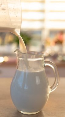 Sütünü testiye dök.