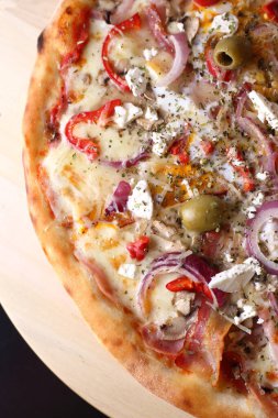 Domatesli iştah açıcı pizza, yeşil zeytin ve ahşap tepside peynirli soğan.