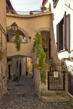 İtalya 'nın Lazio bölgesinde bir köy olan Giuliano di Roma' da dar bir caddenin dikey çekimi