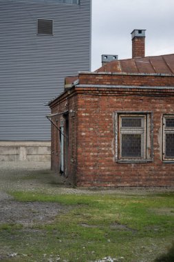 Kaunas 'ta terk edilmiş küçük bir tuğla ev manzarası.