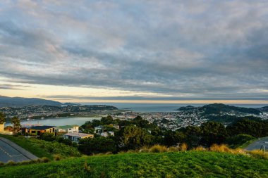 Gün batımında Wellington, Yeni Zelanda mimarisinin manzarası.