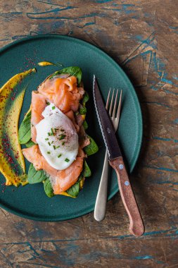 Izgara ekmeğin dikey yakın çekimi, somon ve soslu tost..