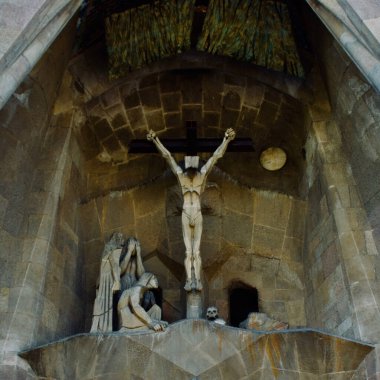 Çarmıha gerilen İsa 'nın heykeli Sagrada Familia Katedrali' nin cephesinde. Barcelona.