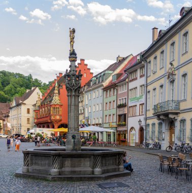 Freiburg im Breisgau, Almanya 'nın merkez meydanı Munsterplatz' daki fıskiyenin güzel bir görüntüsü.