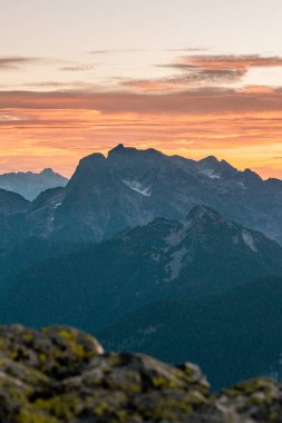 Dağların siluetlerinin bir portresi