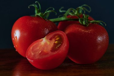 Tahta masadaki domateslerin yakın plan çekimi.