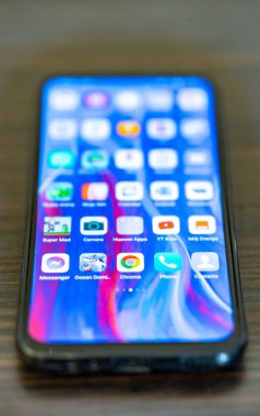 Bir Huawei Smart Z akıllı telefonunun dikey görüntüsü. Masada bir sürü uygulama var.