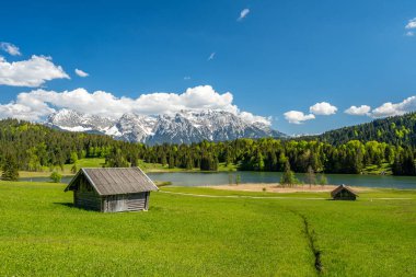 Geroldsee Gölü ve Bavyera 'daki Karwendel Dağları' na karşı ahşap kulübe manzarası