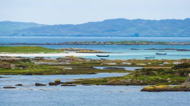 Atlantik Okyanusu 'nun güzel bir manzarası ve İrlanda' da dağlar var.