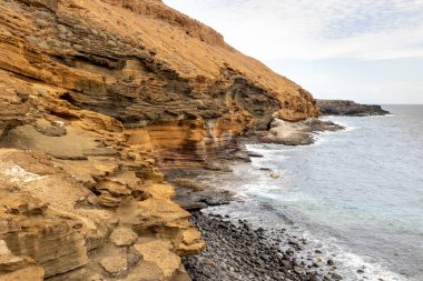 Tenerife, Canarias, İspanya 'da gökyüzü bulutlu sarı dağın manzarası