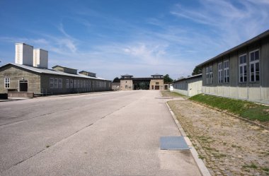 Mauthausen toplama kampı anıtı. Ana yol ve yoklama bölgesi. Seçici odaklanma. Güneşli yaz günü