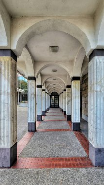 Victoria, Kanada 'nın merkezindeki Royal BC Müzesi' ndeki atari salonunun dikey görüntüsü.