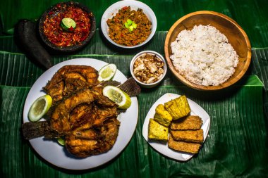 Gourami balığı, oncom, kızarmış lahana, tofu, tempeh, sabal ve pirinç ziyafeti.