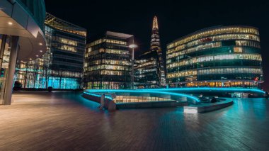 Londra, İngiltere 'deki modern binaların manzaralı gece manzarası