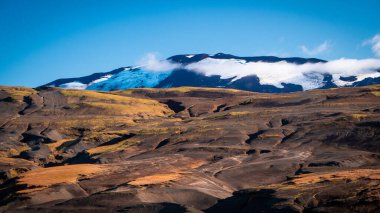 Güneş ışığıyla Kuzey Atlantik Adası 'nın güzel bir manzarası