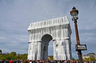 Zafer Kemeri, gümüş mavisi kumaş ve kırmızı iple sarılmış.