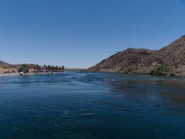 Colorado Nehri 'nde nehir turundan kayalık bir manzaranın manzarası.