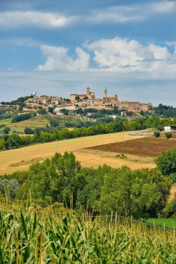 Montecosaro 'nun manzarası, İtalya' nın Marche bölgesinde eski bir kasaba..