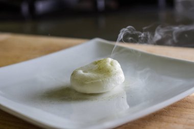 Beyaz tabakta sıcak yumurtalı Benedict 'in yakın çekimi.