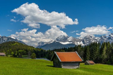 Almanya, Bavyera 'daki dağlık bir arazinin büyüleyici bir görüntüsü.