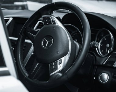 Mercedes-Benz 'in direksiyon ve gösterge paneli.