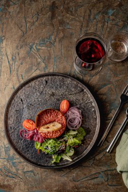 Kırmızı soğanlı ve özel soslu sağlıklı bir salata.