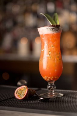 Masada bir bardak tutku meyveli kokteyl.