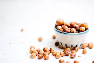 Beyaz masada panoramik fındık manzarası