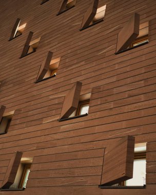 Akşamları küçük açık pencereli bir konut ya da ofis binası