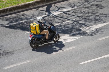 Glovo şirketinin kuryesinin bir fotoğrafı sipariş edilen ürünlerin toplanması ve teslimi için bir servis.