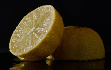 Yansıyan arka plandaki sarı limon.