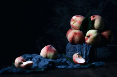 Siyah arkaplanda kırmızı elmaların yakın plan çekimi.