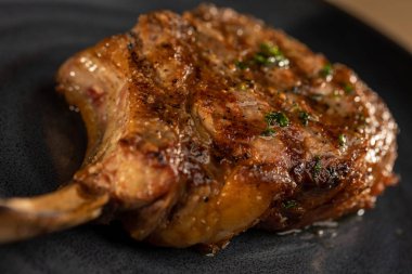 Tabakta ızgara bifteğin yakın plan çekimi.