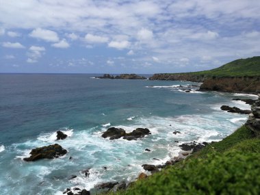 Dalgalı bir okyanusa yakın plan mavi gökyüzü arkaplanı