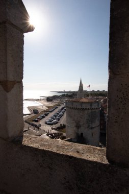 La Rochelle Kulesi 'nin dikey bir görüntüsü. Parlak güneşin altındaki taşlı bir bakış açısından.