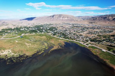 Arjantin 'de mavi bulutlu bir gökyüzünün altındaki küçük bir kasabanın panoramik manzarası