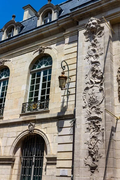 프랑스 디종에 역사적 건물의 아름다운 점들을 수직으로 — 스톡 사진