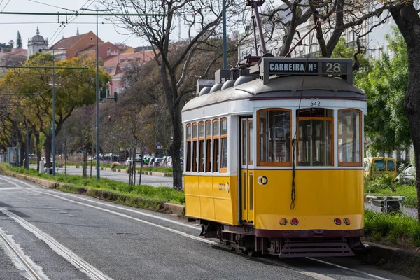 Stará Historická Žlutá Tramvaj Avenida Julho Ulici Lisabonu Portugalsko — Stock fotografie