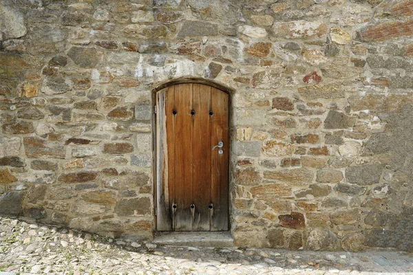 Uma Bela Vista Porta Madeira Antiga Parede Pedra — Fotografia de Stock