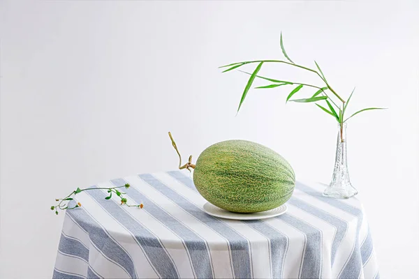 Martwa Natura Zdjecie Calego Melona Okraglym Stole Bambusowe Listowie Wazonie — Zdjęcie stockowe