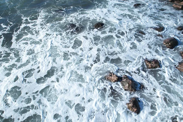 岩の多い海岸に波が打ち寄せる美しいショット — ストック写真