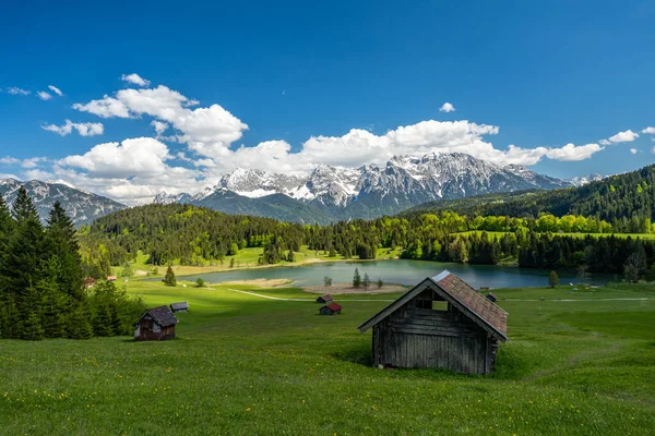 Távoli Kilátás Gyönyörű Wagenbruchsee Alpspitze Karwendel Zugspitze Hegyek Háttérben Bajorországban — Stock Fotó